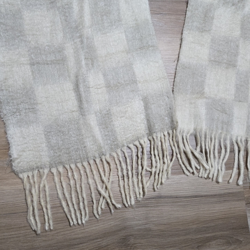 NWT Madewell Cozy Soft Thick Cream and Gray Checkered Fringe Scarf - Picture 3 of 11